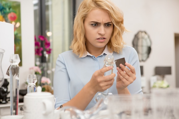 Femme, achats, à, ménagère, magasin