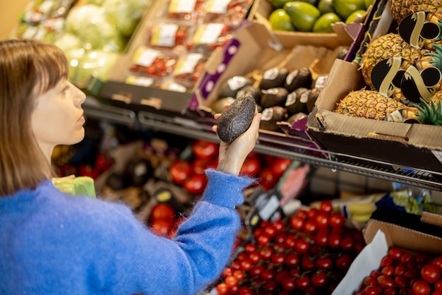 femme, achats, nourriture, à, marché