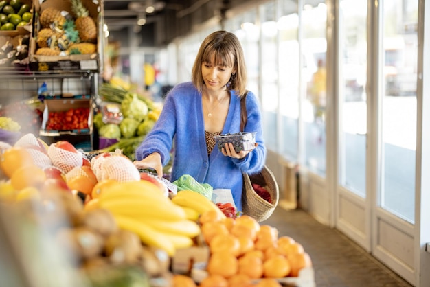 femme, achats, nourriture, à, marché