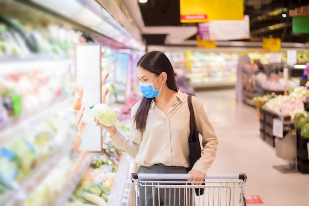 Femme, achats, supermarché, figure, masque