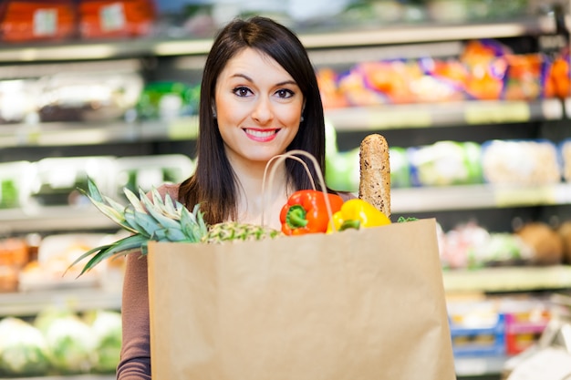 Femme, achats, supermarché