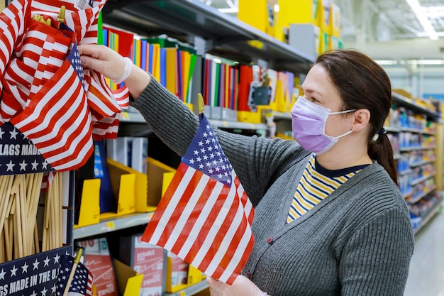 Femme achetant un drapeau des États-Unis