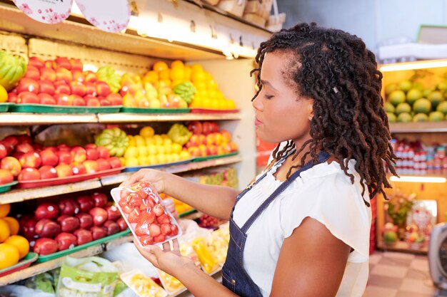 Femme achetant des fraises fraîches