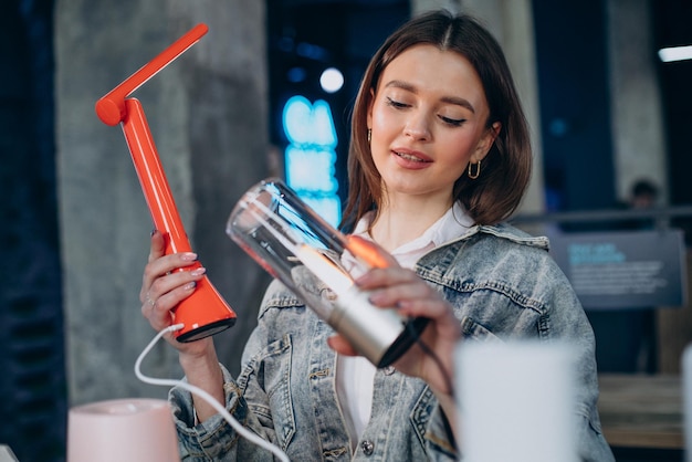 Femme achetant une lampe au magasin