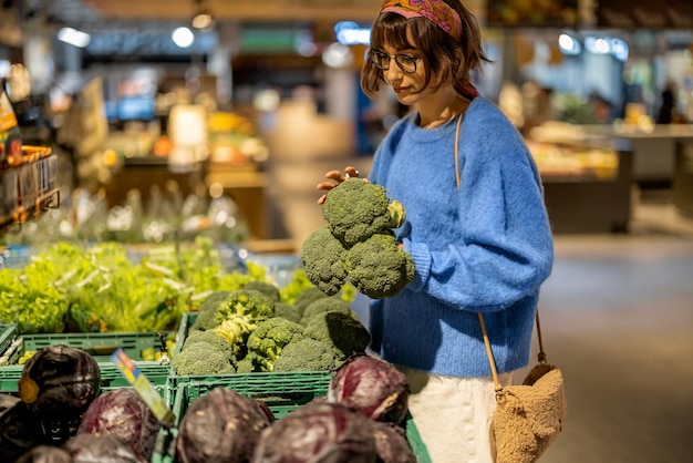 Femme achetant des légumes au supermarché