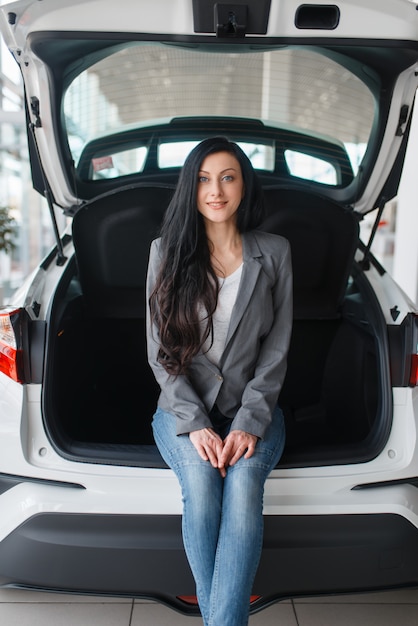 Femme achetant une nouvelle voiture, dame près du coffre ouvert