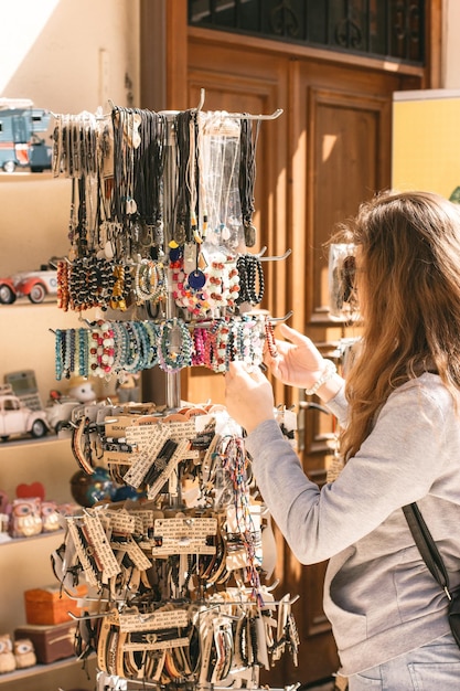 Une femme achète des bracelets au magasin.