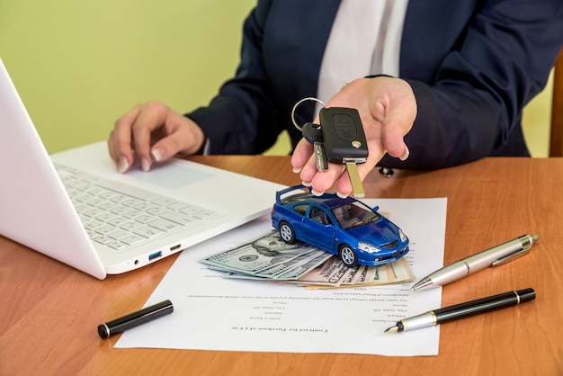 Femme Achète Une Voiture En Signant Un Contrat