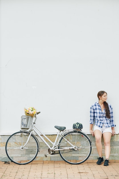 Femme active au repos à l'extérieur