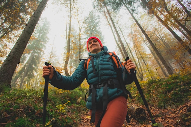 Femme active en randonnée dans la belle forêt d'automne