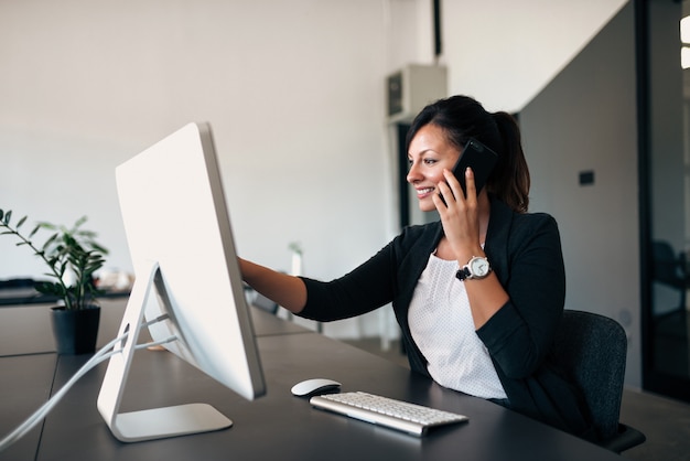 Femme administrateur travaillant sur un ordinateur.