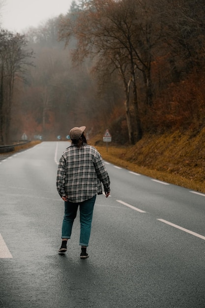 Photo une femme admirant la forêt d'automne