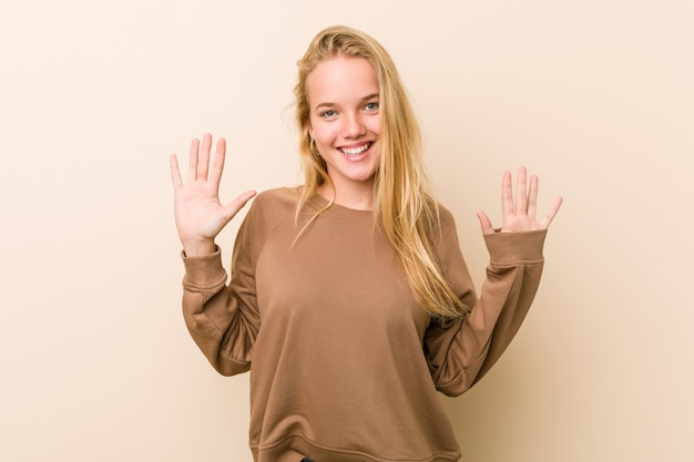 Femme adolescente mignonne et naturelle montrant le numéro dix avec les mains.