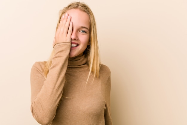 Photo femme adolescente mignonne et naturelle s'amuser couvrant la moitié du visage avec palme.