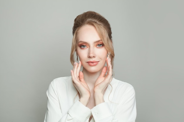 Femme adorable avec une peau saine et claire Concept de soins du visage et de soins de la peau