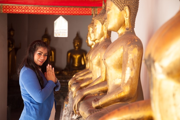 Femme adorant Bouddha dans le temple.