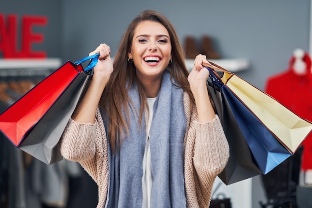 femme adulte, acheter des vêtements dans le centre-ville en automne