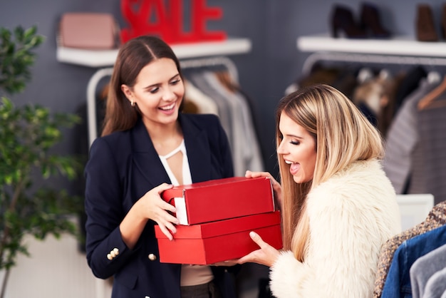 femme adulte, acheter des vêtements dans le centre-ville en automne