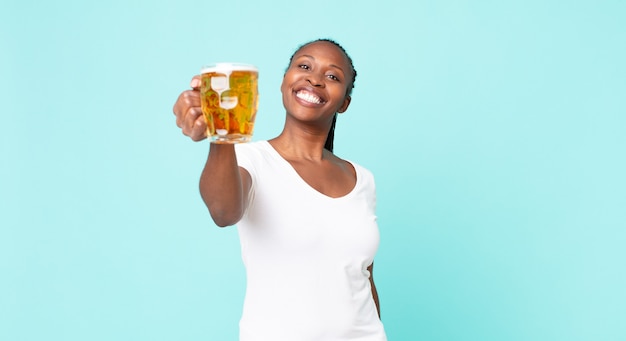 Femme adulte afro-américaine noire et tenant une pinte de bière