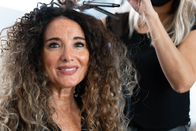 Femme adulte assistée dans un salon de coiffure