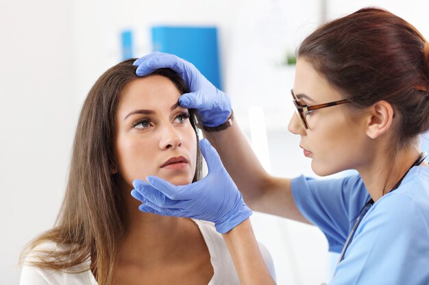 femme adulte ayant une visite au bureau du médecin féminin