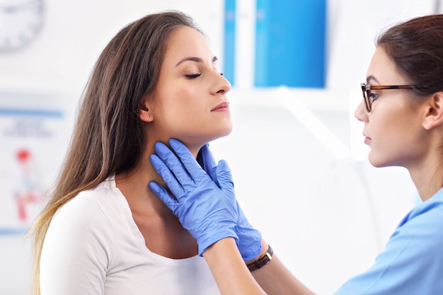 femme adulte ayant une visite au bureau du médecin féminin