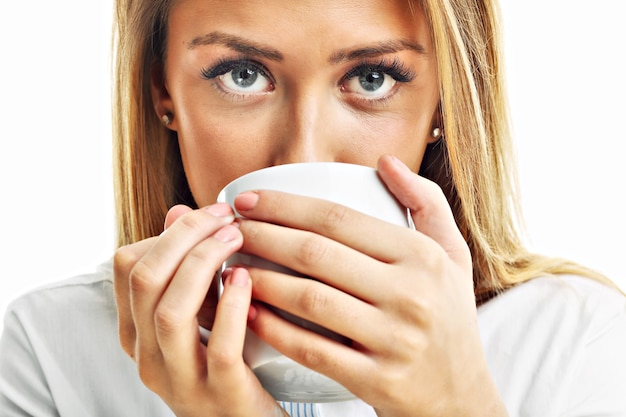 Femme adulte de boire une tasse de thé café isolated over white