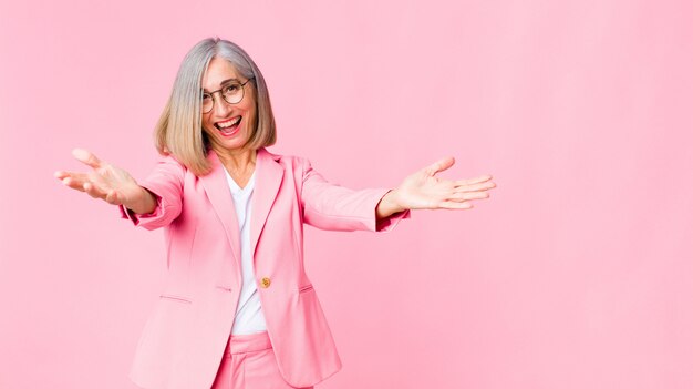 femme adulte en costume rose donnant un câlin amical chaleureux