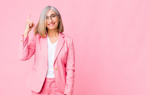 femme adulte en costume rose réalisant une idée