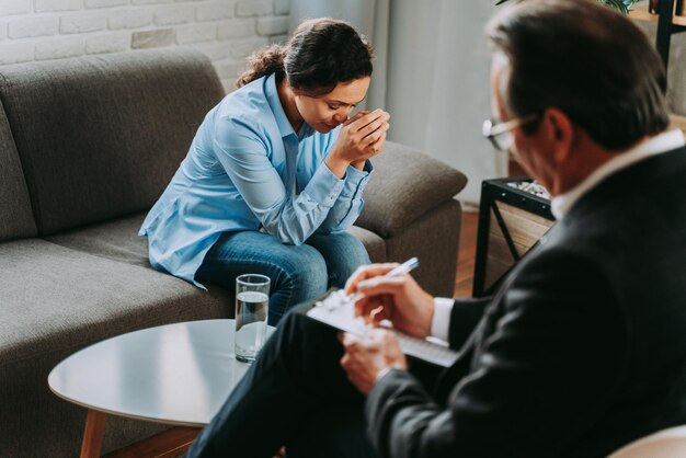 Une femme adulte dans un studio de psychologie.