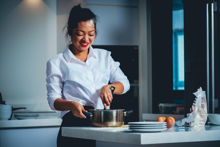 Photo une femme adulte debout dans la cuisine.