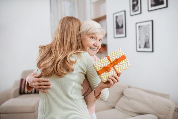 Femme adulte embrassant sa mère joyeuse souriante