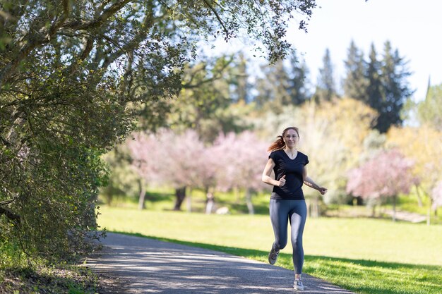 Une femme adulte faisant du jogging sur la nature