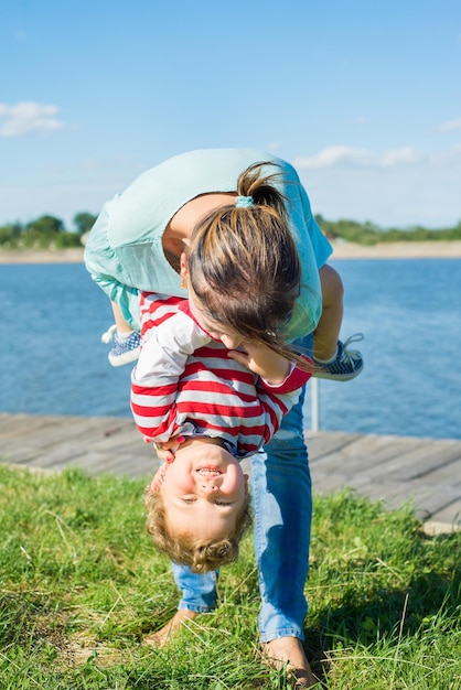 Femme adulte maman avec petit garçon fils s'amusant dans le parc