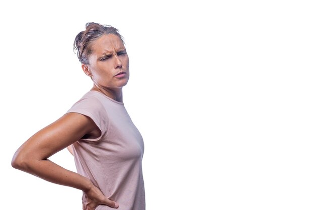 Une femme adulte avec des maux de dos sur un fond blanc