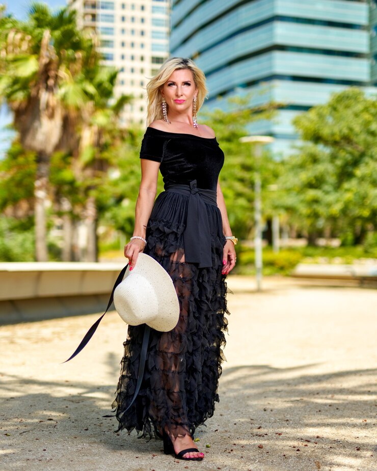 Photo femme adulte à la mode sur la rue de la ville.