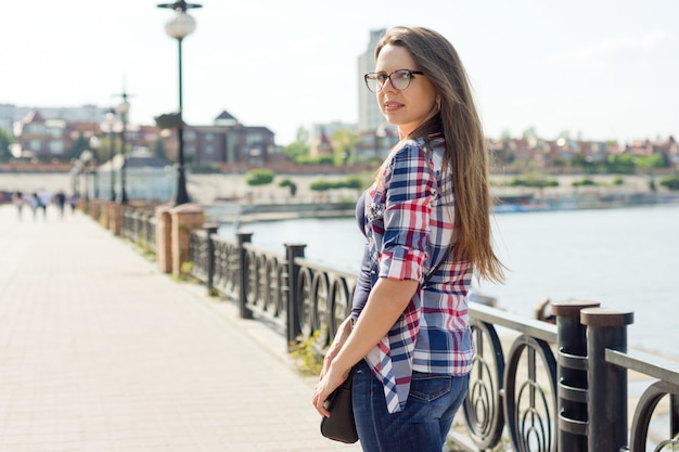 Femme adulte portrait en plein air.