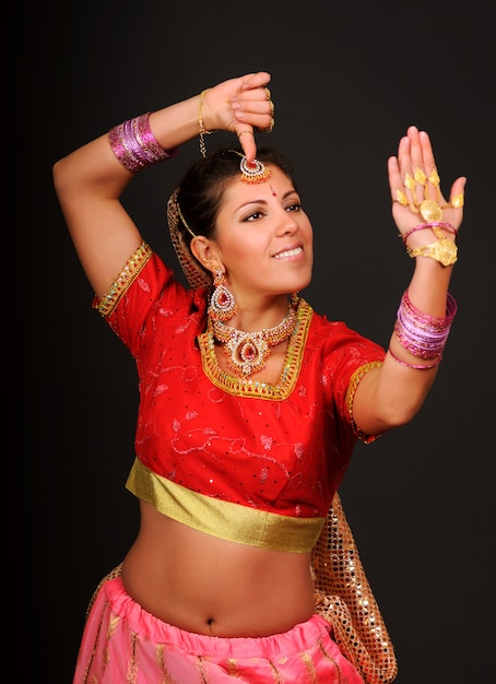 Femme adulte pose en costume indien traditionnel