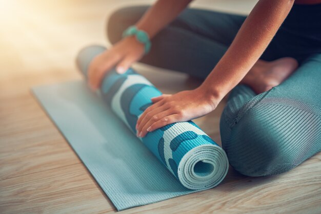 femme adulte pratiquant le yoga à la maison