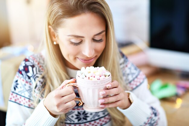 femme adulte se détendre à la maison pendant la période de Noël