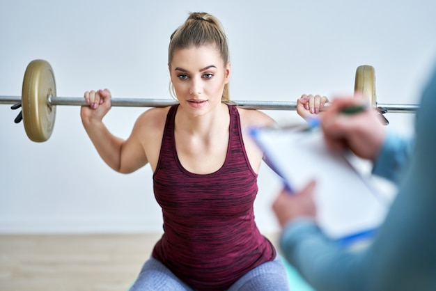 Femme adulte avec son entraîneur personnel