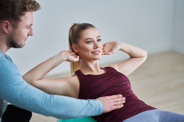 Femme adulte avec son entraîneur personnel