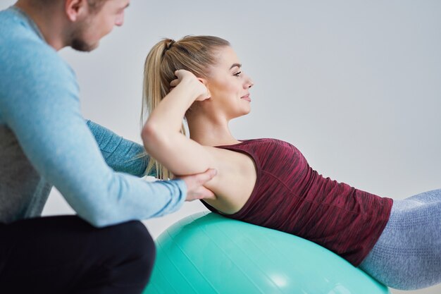 Femme adulte avec son entraîneur personnel