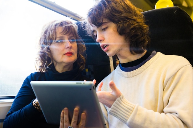 Photo femme adulte avec son fils dans le train