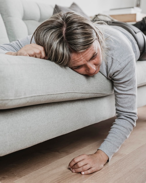 Photo femme adulte stressant à la maison