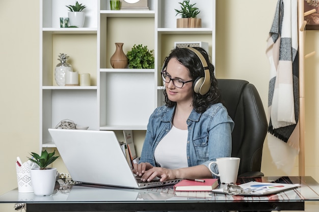 Femme adulte télétravail au bureau à domicile