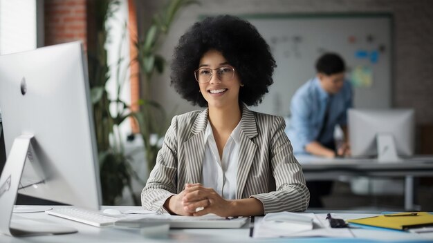 Photo femme adulte travaillant au bureau