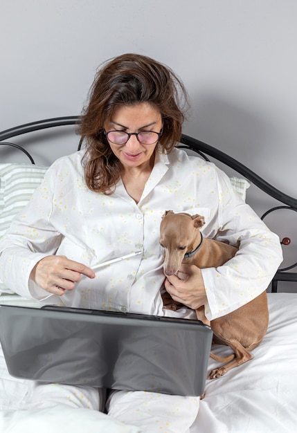 Femme adulte travaillant à la maison à pijama