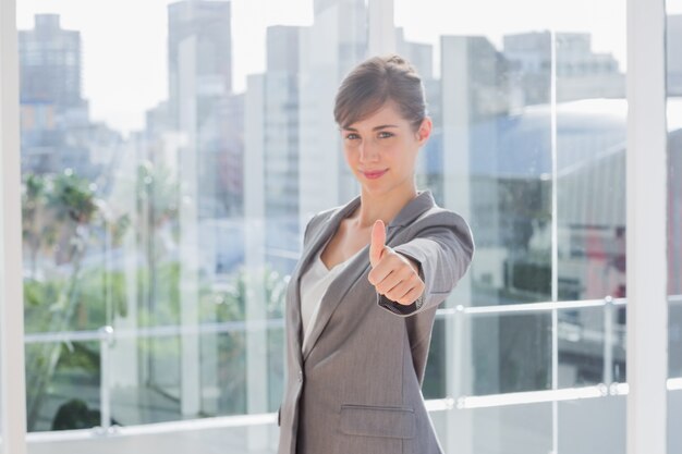 Femme d&#39;affaires abandonner le pouce