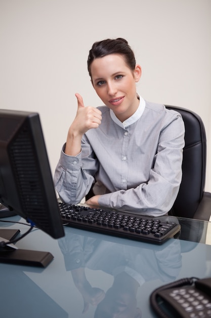 Femme d&#39;affaires abandonner le pouce